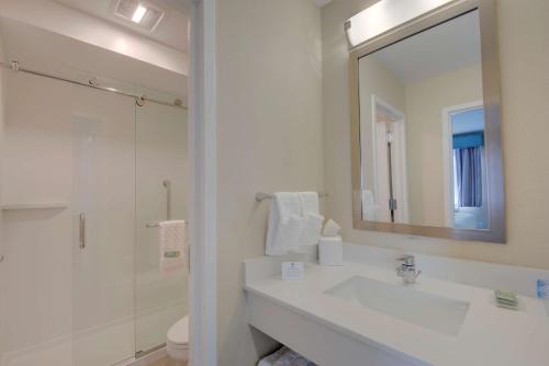Best Western Hampshire Inn & Suites的一间浴室