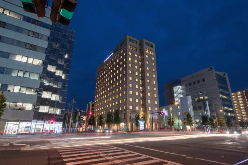 水户水戶总统大酒店(President Hotel Mito)的夜幕降临的城市街道上一座高楼