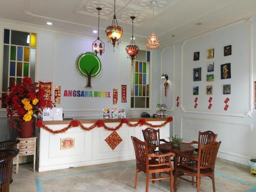 马六甲马六甲昂萨那酒店的一间带桌椅的用餐室