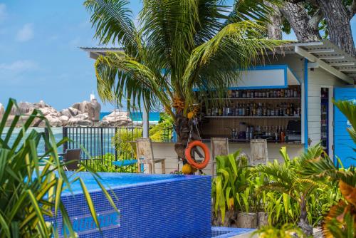 拉迪格岛拉迪格诺迪克海滨酒店的棕榈树和游泳池的度假村