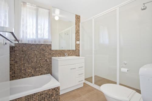 梅林布拉格兰缇斯度假屋的白色的浴室设有卫生间和水槽。