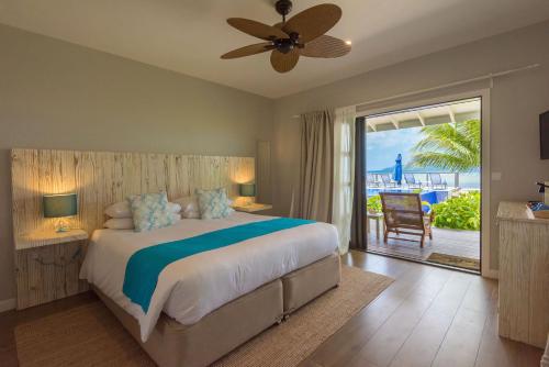 拉迪格岛拉迪格诺迪克海滨酒店的一间带大床的卧室和一个阳台