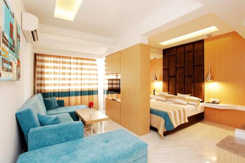 阿拉尼亚Kleopatra Suit Hotel的酒店客房,配有床和沙发