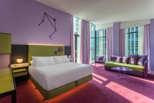 鹿特丹布鲁诺室友酒店 的一间卧室配有一张大床和一张沙发