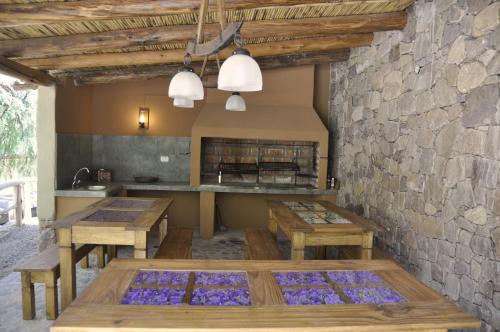 蒂尔卡拉Posada Don Juan的厨房配有木桌和石墙
