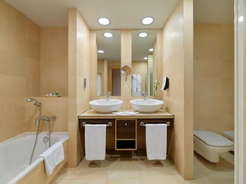 罗卡娜微瑞雅阿德里安酒店的一间浴室