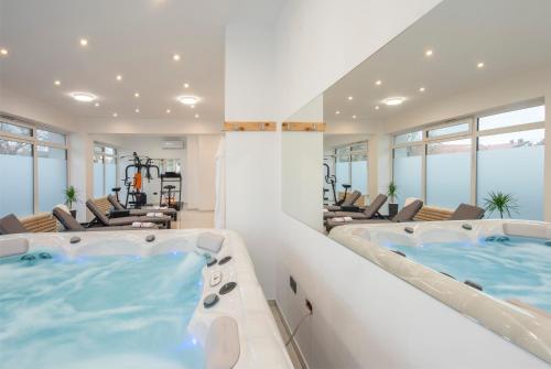 瓦拉日丁Ratkajec Luxury Apartments的一个带两个热水浴缸的大型游泳池