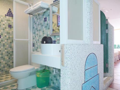 垦丁大街垦丁欣欣渡假旅馆二馆的一间带卫生间和水槽的浴室