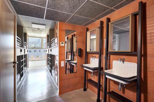 巴塞罗那Unite Hostel Barcelona的浴室设有2个水槽和2面镜子