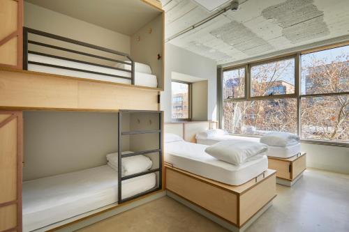 巴塞罗那Unite Hostel Barcelona的带窗户的客房内的两张双层床