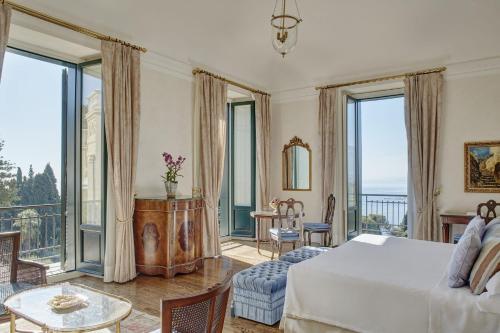 陶尔米纳Grand Hotel Timeo, A Belmond Hotel, Taormina的一间卧室设有一张床和大窗户