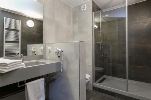弗洛雷阿尔拉罗什恩阿登酒店的一间浴室