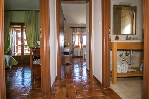 科罗皮Luxury Villa Helios的铺有木地板的走廊