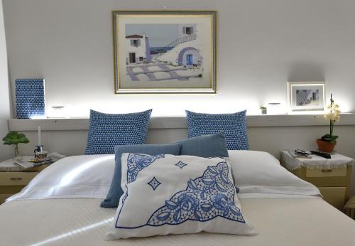 格拉达拉Residenza Aurora的一间卧室配有一张带蓝色和白色枕头的床