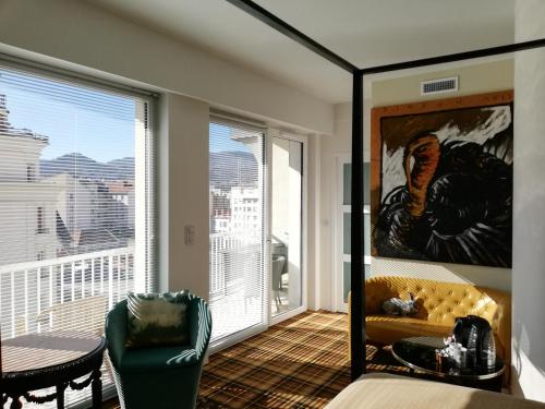 克莱蒙费朗Monts Dôme的客房设有带一张床和椅子的阳台。
