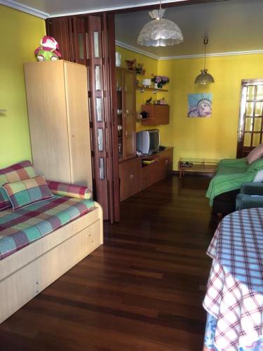 巴约讷Rías Baixas的带两张床的房间和客厅