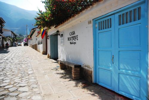 莱瓦镇Hotel Casa Boutique Villa de Leyva的街道上白色建筑上的蓝色车库门