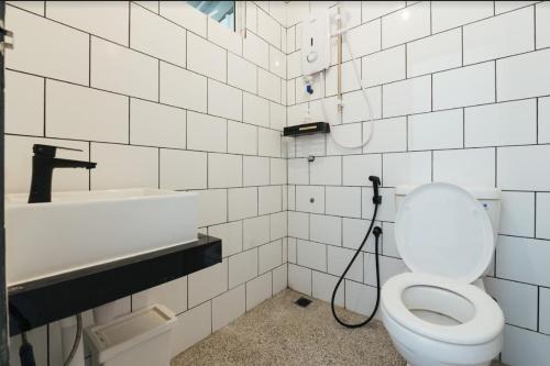 仙本那A° HOTEL Semporna的白色的浴室设有卫生间和水槽。