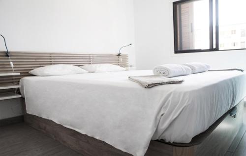 洛斯克里斯蒂亚诺斯Fayser FREE WIFI的一张白色的床,上面有两条毛巾