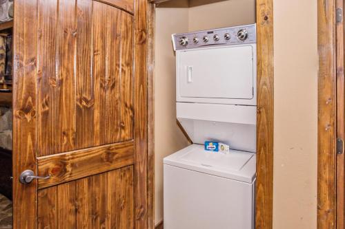 鸽子谷The Lodges of the Great Smoky Mountains by Capital Vacations的隔壁的浴室设有洗衣机和烘干机