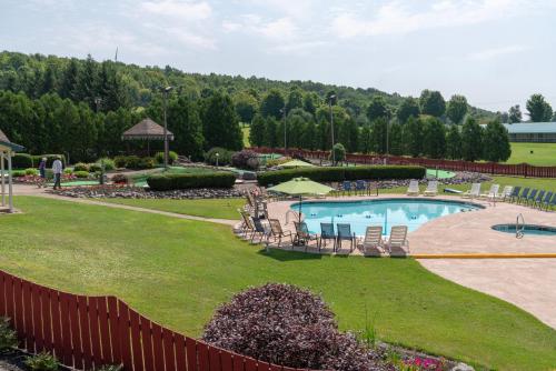 VarysburgByrncliff Golf Resort的庭院内的游泳池,配有椅子和围栏