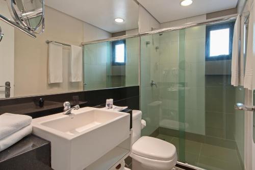 马瑙斯阿德利亚诺波利斯全套房酒店的一间带水槽、卫生间和淋浴的浴室