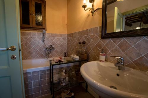 蒙蒂恰诺Camera Agata的一间带水槽、浴缸和镜子的浴室