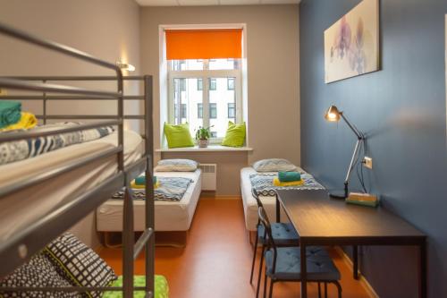 里加自由旅舍的宿舍间设有两张双层床和一张书桌。