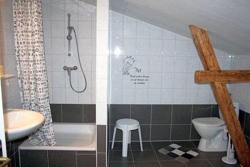 普特布斯One-Bedroom Apartment in Putbus II的带浴缸、卫生间和盥洗盆的浴室