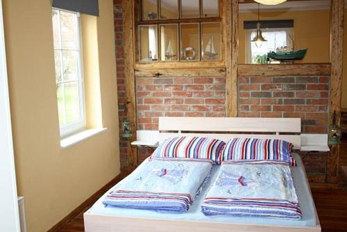 普特布斯One-Bedroom Apartment in Putbus I的一张床上有两个枕头的房间