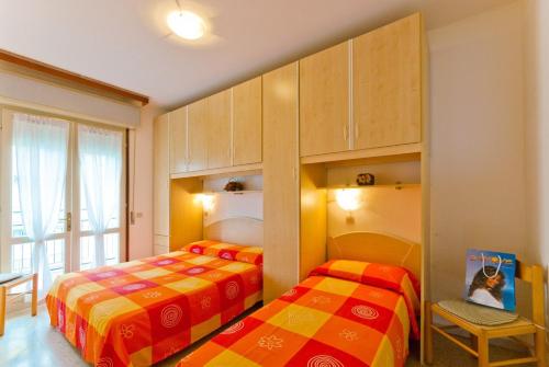 比比翁Apartment in Bibione 24425的一间卧室配有两张床和一张双层床。