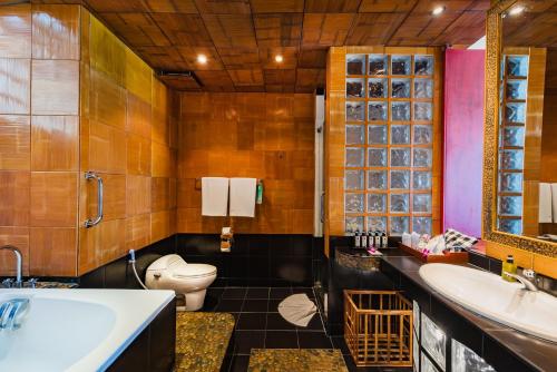 卡塔海滩Mom Tri's Villa Royale - SHA Plus的浴室配有卫生间、盥洗盆和浴缸。