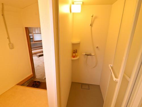 Kasaoka营地旅馆的带淋浴和卫生间的小浴室