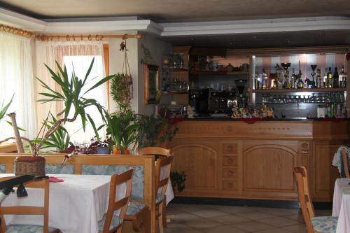卡瓦莱塞加尼格西亚金色酒店的用餐室设有带桌子和桌子的酒吧