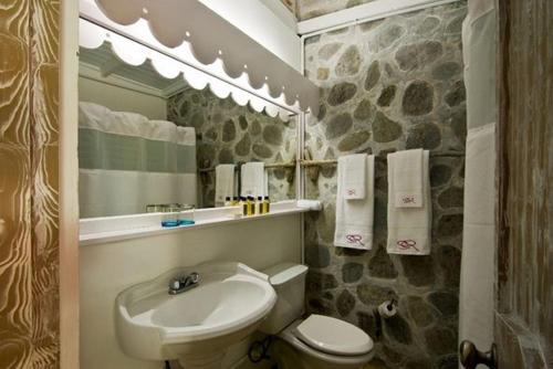 Crescent BeachSugar Reef Bequia - Adults Only的一间带水槽、卫生间和镜子的浴室