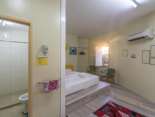 怡保河畔修道院酒店的一间卧室配有一张床,浴室设有卫生间