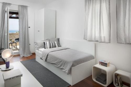 曼德雷Villa Pag的白色的卧室设有床和窗户