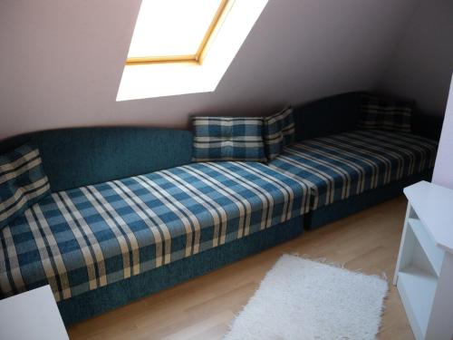 鲍洛通费尼韦什Apartment Balatonfenyves/Balaton 18381的窗户客房内的蓝色沙发