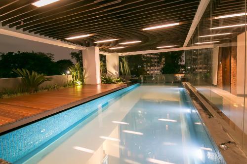 雅加达Posto Dormire Hotel的房屋顶部的游泳池