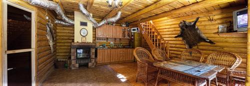 IlʼnytsyaCottage Teremok的小木屋内的厨房配有桌椅