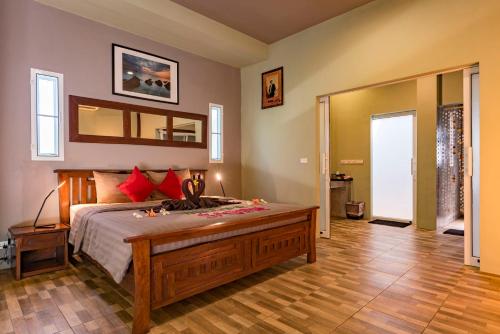 麦岛Koh Mak White Sand Beach的一间卧室设有一张大床和一个大镜子