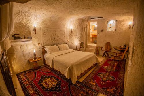 格雷梅古座洞穴酒店的石屋设有一间带大床的卧室