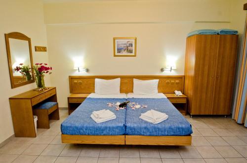 佩基罗德斯特拉酒店的酒店客房,配有带两条毛巾的床