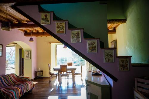 塞吉阿诺卡西纳吉安奈托乡村民宿的配有桌椅的楼梯