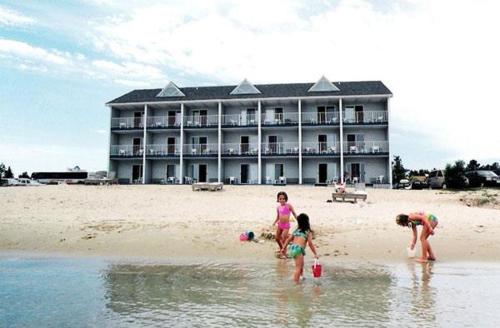 麦基诺城滨水华美达酒店的一群儿童在海滩上玩耍