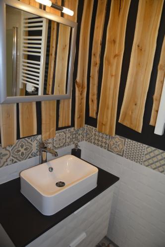 HaibachFamilienzimmer Bastian的浴室设有白色水槽和镜子