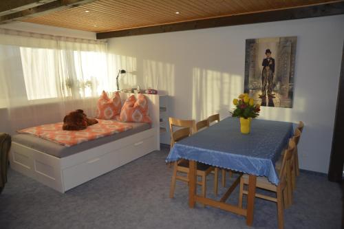 HaibachFamilienzimmer Bastian的一间卧室配有一张床和一张桌子及椅子