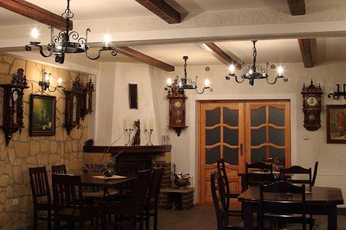 RzeczkaMała Sowa的一间带桌椅和吊灯的用餐室