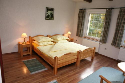 RzeczkaMała Sowa的一间卧室设有一张大床和一个窗户。