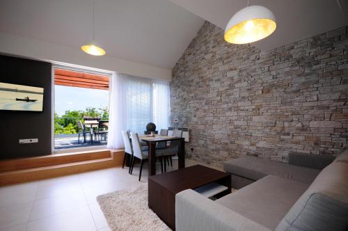 巴甫洛夫帕拉维斯科公寓式酒店的带沙发和砖墙的客厅